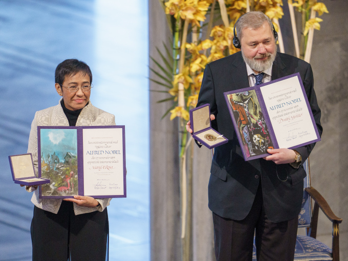 Journalists Maria Ressa and Dmitry Muratov receive the Nobel Peace Prize for 2021. Photo: Cornelius Poppe / NTB.